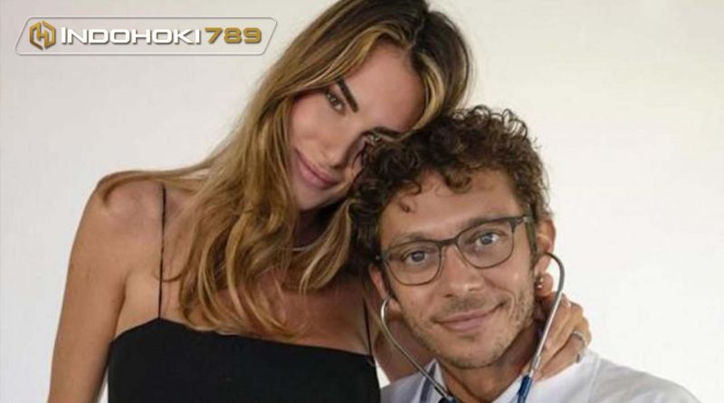 Akan Jadi Ayah, Ini 6 Potret Mesra Valentino Rossi dan Kekasih